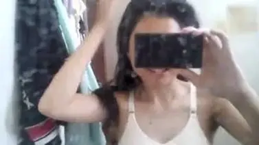 Gadis Cantik Live Show Cek Kamera Pamer Memek poster